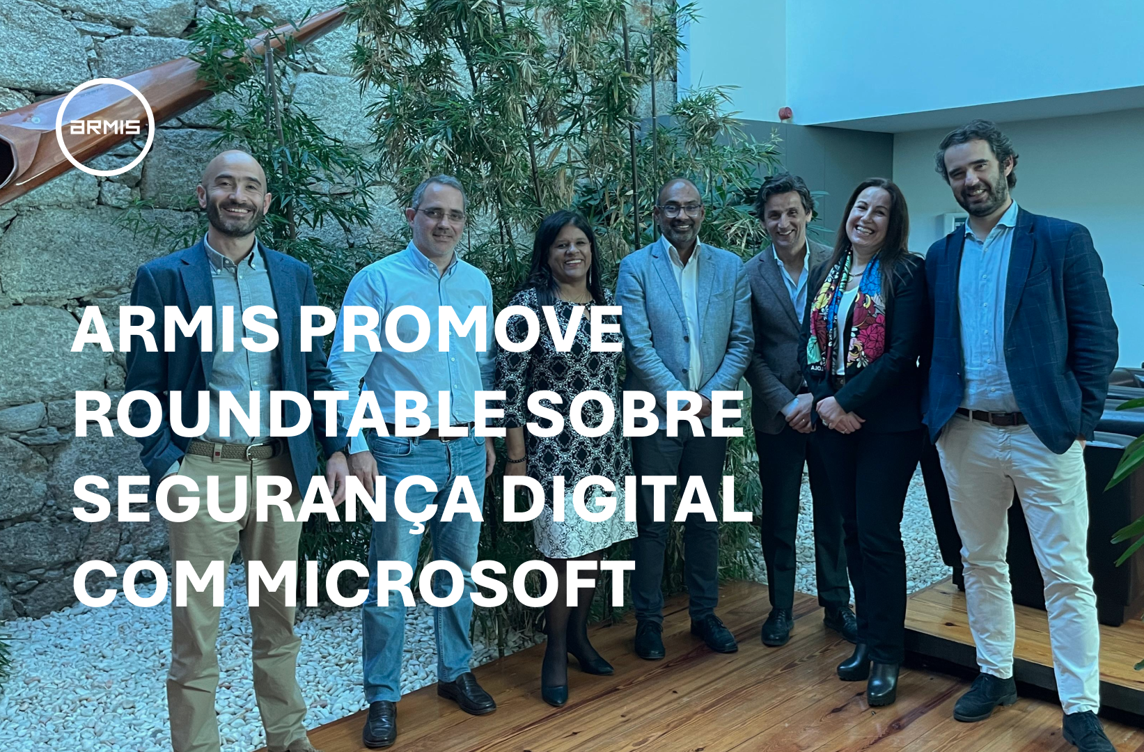 Armis e membros da Microsoft juntos no escritório de Armis
